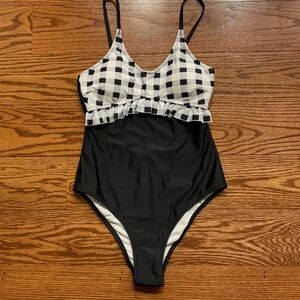 NWT CUPSHE ONE PIECE RUFFLED SWIMSUIT. High cut,  checkered white black / Med